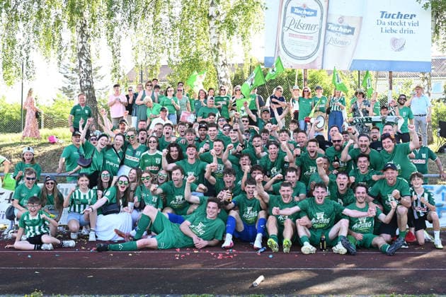 25.05.2025 - Fussball - Saison 2024 2025 - Relegation Oberliga Bayern Bayernliga Landesliga : ATSV Erlangen - TSV Großbardorf - LuPf - xluxpfx - Teamkreis Mannschaft Team Jubel Freude nach Spielende