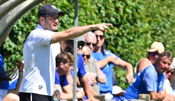 25.05.2026 - Fussball - Saison 2025 2026 - Relegation Oberliga Bayern Bayernliga Landesliga : FSV Stadeln - FC Eintracht Münchberg - - xwoxzix - Sandro Preißinger (Trainer FC Eintracht Münchberg ) zeigt deutet