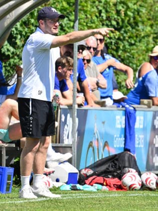 25.05.2026 - Fussball - Saison 2025 2026 - Relegation Oberliga Bayern Bayernliga Landesliga : FSV Stadeln - FC Eintracht Münchberg - - xwoxzix - Sandro Preißinger (Trainer FC Eintracht Münchberg ) zeigt deutet