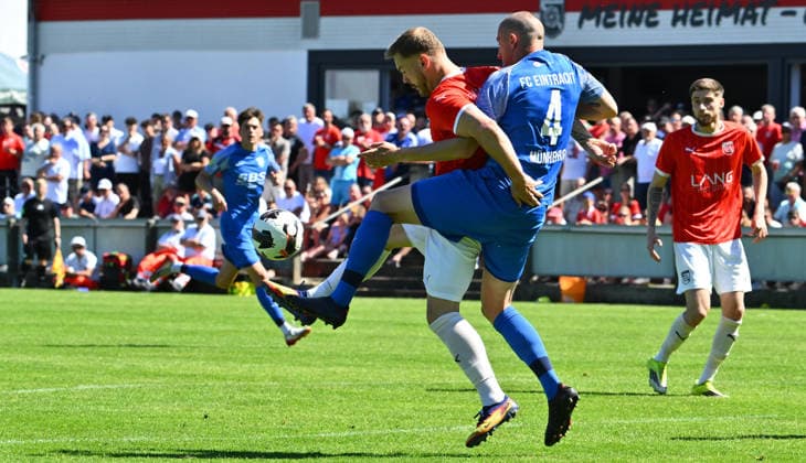25.05.2026 - Fussball - Saison 2025 2026 - Relegation Oberliga Bayern Bayernliga Landesliga : FSV Stadeln - FC Eintracht Münchberg - - xwoxzix - Leon Siefert (9, FSV Stadeln ) Julian Ott (4, FC Eintracht Münchberg )