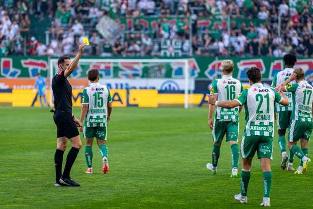 SOCCER - BL, Rapid vs Ried VIENNA,AUSTRIA,25.MAY.26 - SOCCER - ADMIRAL Bundesliga, Europacup play off, SK Rapid Wien vs SV Ried. Image shows referee Christian Petru Ciochirca showing Louis Schaub (Rapid) a yellow card for taking of is shirt while rejoicing.  GEPAxpictures xKevinxHackner