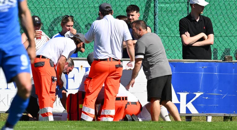 25.05.2026 - Fussball - Saison 2025 2026 - Relegation Oberliga Bayern Bayernliga Landesliga : FSV Stadeln - FC Eintracht Münchberg - - xwoxzix - Impression - Sanitäter - Spieler verletzt Verletzung - Manfred Dedaj (Trainer, FSV Stadeln )