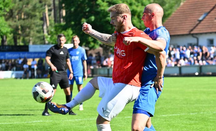 25.05.2026 - Fussball - Saison 2025 2026 - Relegation Oberliga Bayern Bayernliga Landesliga : FSV Stadeln - FC Eintracht Münchberg - - xwoxzix - Leon Siefert (9, FSV Stadeln ) Julian Ott (4, FC Eintracht Münchberg )