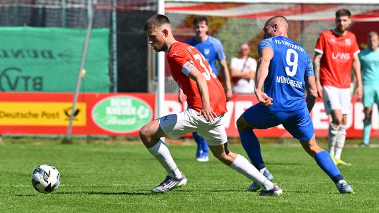 25.05.2026 - Fussball - Saison 2025 2026 - Relegation Oberliga Bayern Bayernliga Landesliga : FSV Stadeln - FC Eintracht Münchberg - - xwoxzix - Leon Stöß Stoess (32, FSV Stadeln ) Lucas Köhler (9, FC Eintracht Münchberg )