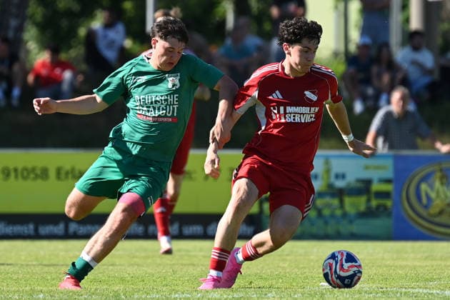 25.05.2025 - Fussball - Saison 2024 2025 - Relegation Oberliga Bayern Bayernliga Landesliga : ATSV Erlangen - TSV Großbardorf - LuPf - xluxpfx - Nathan Wirth (3, TSV Großbardorf ) im Zweikampf mit Julian Vierengel (19, ATSV Erlangen ) (von links)