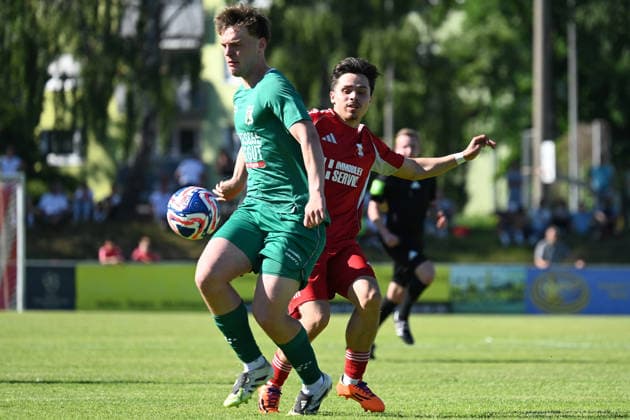 25.05.2025 - Fussball - Saison 2024 2025 - Relegation Oberliga Bayern Bayernliga Landesliga : ATSV Erlangen - TSV Großbardorf - LuPf - xluxpfx - Linus Steinmetzer (25, TSV Großbardorf ) im Zweikampf mit Tanyel Deliboyraz (9, ATSV Erlangen ) (von links)