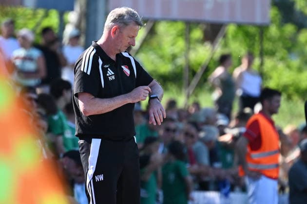 25.05.2025 - Fussball - Saison 2024 2025 - Relegation Oberliga Bayern Bayernliga Landesliga : ATSV Erlangen - TSV Großbardorf - LuPf - xluxpfx - Normann Wagner ( Co-Trainer ATSV Erlangen ) blickt auf Uhr