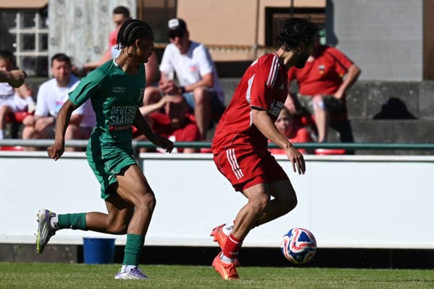 25.05.2025 - Fussball - Saison 2024 2025 - Relegation Oberliga Bayern Bayernliga Landesliga : ATSV Erlangen - TSV Großbardorf - LuPf - xluxpfx - Dennis Kremer (23, TSV Großbardorf ) im Zweikampf mit Burak Ayvaz (10, ATSV Erlangen ) (von links)