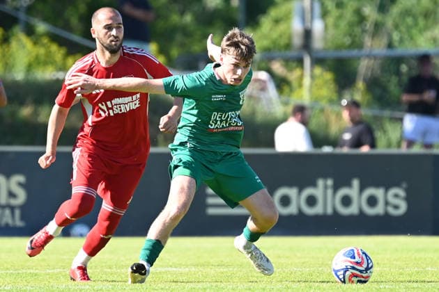 25.05.2025 - Fussball - Saison 2024 2025 - Relegation Oberliga Bayern Bayernliga Landesliga : ATSV Erlangen - TSV Großbardorf - LuPf - xluxpfx - Dior Zabergja (18, ATSV Erlangen ) im Zweikampf mit Julius Landeck (22, TSV Großbardorf ) (von links)