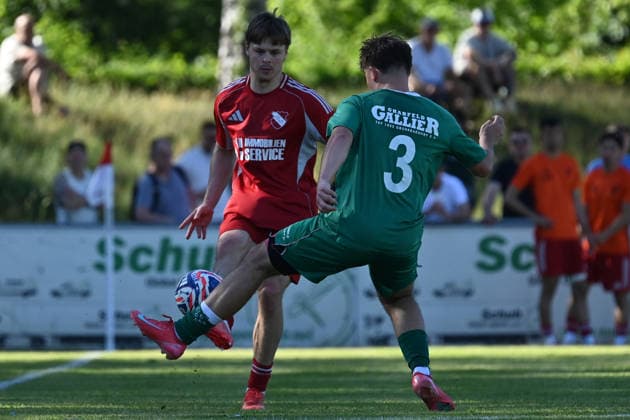 25.05.2025 - Fussball - Saison 2024 2025 - Relegation Oberliga Bayern Bayernliga Landesliga : ATSV Erlangen - TSV Großbardorf - LuPf - xluxpfx - Ulrich Spies (3, ATSV Erlangen ) im Zweikampf mit Nathan Wirth (3, TSV Großbardorf ) (von links)