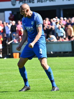 25.05.2026 - Fussball - Saison 2025 2026 - Relegation Oberliga Bayern Bayernliga Landesliga : FSV Stadeln - FC Eintracht Münchberg - - xwoxzix - Julian Ott (4, FC Eintracht Münchberg ) ballt Faust Fäuste