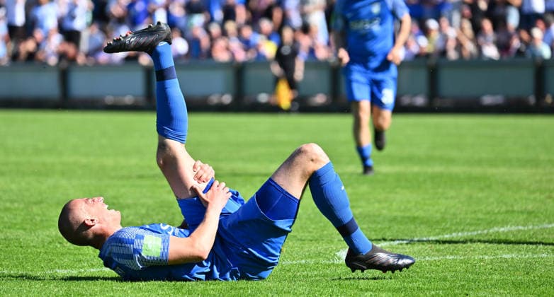 25.05.2026 - Fussball - Saison 2025 2026 - Relegation Oberliga Bayern Bayernliga Landesliga : FSV Stadeln - FC Eintracht Münchberg - - xwoxzix - Julian Ott (4, FC Eintracht Münchberg ) mit Krampf angeschlagen am Boden