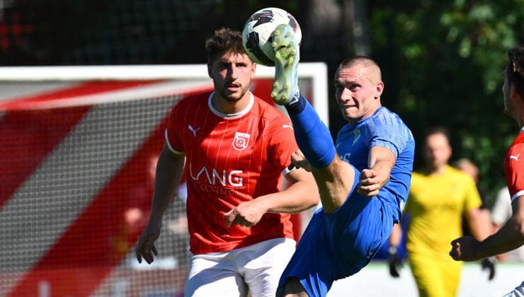 25.05.2026 - Fussball - Saison 2025 2026 - Relegation Oberliga Bayern Bayernliga Landesliga : FSV Stadeln - FC Eintracht Münchberg - - xwoxzix - Lucas Köhler (9, FC Eintracht Münchberg ) vor Max Hering (29, FSV Stadeln )