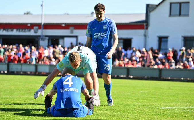 25.05.2026 - Fussball - Saison 2025 2026 - Relegation Oberliga Bayern Bayernliga Landesliga : FSV Stadeln - FC Eintracht Münchberg - - xwoxzix - Julian Ott (4, FC Eintracht Münchberg ) Jonas Lang (1, FC Eintracht Münchberg ) Michael Söllner (25, FC Eintracht Münchberg ) enttäuscht Enttäuschung