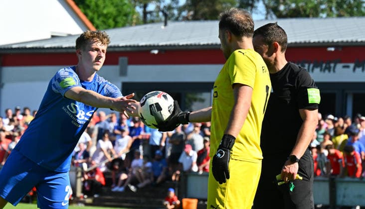 25.05.2026 - Fussball - Saison 2025 2026 - Relegation Oberliga Bayern Bayernliga Landesliga : FSV Stadeln - FC Eintracht Münchberg - - xwoxzix - Sven Hofmann (2, FC Eintracht Münchberg ) Tugay Akbakla (1, FSV Stadeln )