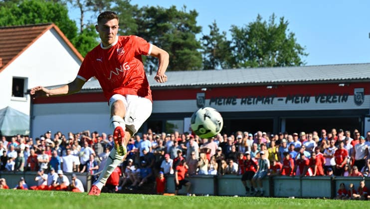 25.05.2026 - Fussball - Saison 2025 2026 - Relegation Oberliga Bayern Bayernliga Landesliga : FSV Stadeln - FC Eintracht Münchberg - - xwoxzix - David Perst (7, FSV Stadeln ) verwandelt Elfmeter Strafstoß