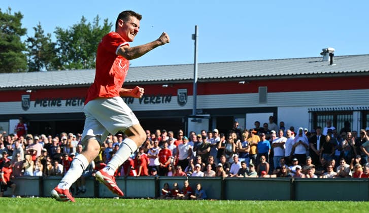 25.05.2026 - Fussball - Saison 2025 2026 - Relegation Oberliga Bayern Bayernliga Landesliga : FSV Stadeln - FC Eintracht Münchberg - - xwoxzix - David Perst (7, FSV Stadeln ) ballt Faust Fäuste - Jubel Freude