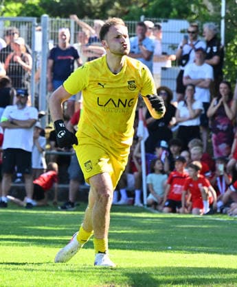 25.05.2026 - Fussball - Saison 2025 2026 - Relegation Oberliga Bayern Bayernliga Landesliga : FSV Stadeln - FC Eintracht Münchberg - - xwoxzix - Tugay Akbakla (1, FSV Stadeln ) ballt Faust Fäuste