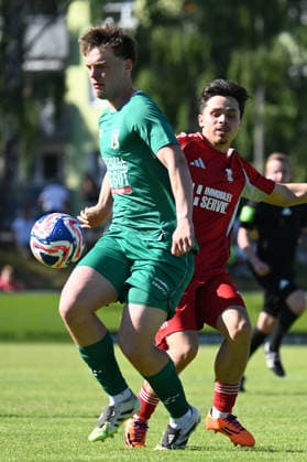 25.05.2025 - Fussball - Saison 2024 2025 - Relegation Oberliga Bayern Bayernliga Landesliga : ATSV Erlangen - TSV Großbardorf - LuPf - xluxpfx - Linus Steinmetzer (25, TSV Großbardorf ) im Zweikampf mit Tanyel Deliboyraz (9, ATSV Erlangen ) (von links)