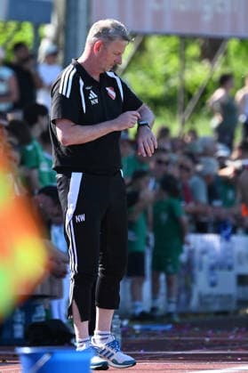 25.05.2025 - Fussball - Saison 2024 2025 - Relegation Oberliga Bayern Bayernliga Landesliga : ATSV Erlangen - TSV Großbardorf - LuPf - xluxpfx - Normann Wagner ( Co-Trainer ATSV Erlangen ) blickt auf Uhr