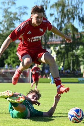 25.05.2025 - Fussball - Saison 2024 2025 - Relegation Oberliga Bayern Bayernliga Landesliga : ATSV Erlangen - TSV Großbardorf - LuPf - xluxpfx - Ulrich Spies (3, ATSV Erlangen ) im Zweikampf mit Jimmy Mangold (11, TSV Großbardorf ) (von links)