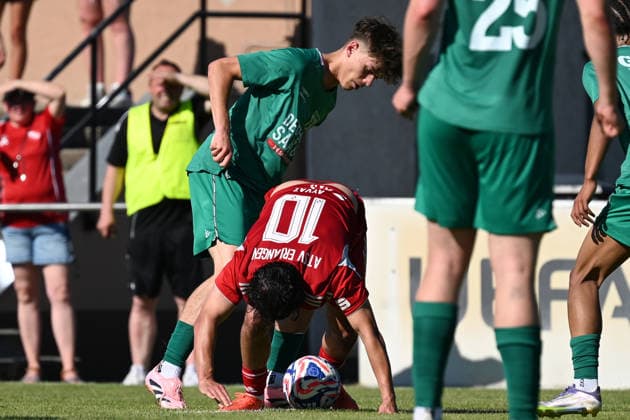 25.05.2025 - Fussball - Saison 2024 2025 - Relegation Oberliga Bayern Bayernliga Landesliga : ATSV Erlangen - TSV Großbardorf - LuPf - xluxpfx - Ben Stumpf (5, TSV Großbardorf ) im Zweikampf mit Burak Ayvaz (10, ATSV Erlangen ) (von links)