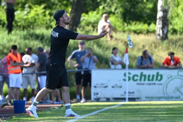 25.05.2025 - Fussball - Saison 2024 2025 - Relegation Oberliga Bayern Bayernliga Landesliga : ATSV Erlangen - TSV Großbardorf - LuPf - xluxpfx - Robin Keiner (Trainer TSV Großbardorf ) wirft Flasche