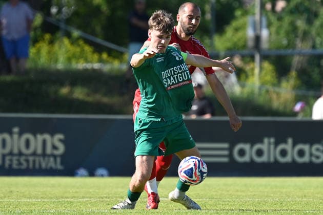 25.05.2025 - Fussball - Saison 2024 2025 - Relegation Oberliga Bayern Bayernliga Landesliga : ATSV Erlangen - TSV Großbardorf - LuPf - xluxpfx - Julius Landeck (22, TSV Großbardorf ) im Zweikampf mit Dior Zabergja (18, ATSV Erlangen ) (von links)