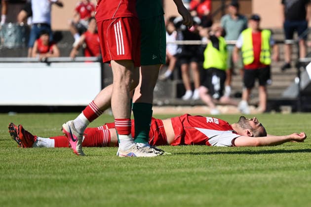 25.05.2025 - Fussball - Saison 2024 2025 - Relegation Oberliga Bayern Bayernliga Landesliga : ATSV Erlangen - TSV Großbardorf - LuPf - xluxpfx - Dior Zabergja (18, ATSV Erlangen ) erschöpft