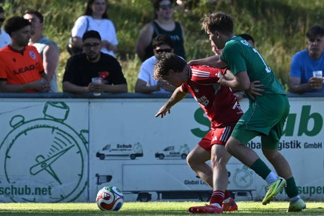 25.05.2025 - Fussball - Saison 2024 2025 - Relegation Oberliga Bayern Bayernliga Landesliga : ATSV Erlangen - TSV Großbardorf - LuPf - xluxpfx - Ulrich Spies (3, ATSV Erlangen ) im Zweikampf mit Jimmy Mangold (11, TSV Großbardorf ) (von links)