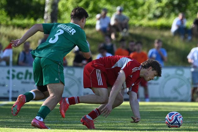 25.05.2025 - Fussball - Saison 2024 2025 - Relegation Oberliga Bayern Bayernliga Landesliga : ATSV Erlangen - TSV Großbardorf - LuPf - xluxpfx - Nathan Wirth (3, TSV Großbardorf ) im Zweikampf mit Ulrich Spies (3, ATSV Erlangen ) (von links)