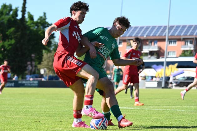 25.05.2025 - Fussball - Saison 2024 2025 - Relegation Oberliga Bayern Bayernliga Landesliga : ATSV Erlangen - TSV Großbardorf - LuPf - xluxpfx - Julian Vierengel (19, ATSV Erlangen ) im Zweikampf mit Nathan Wirth (3, TSV Großbardorf ) (von links)