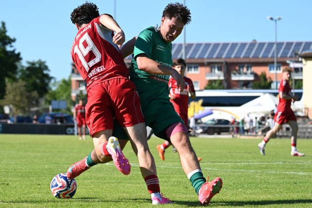 25.05.2025 - Fussball - Saison 2024 2025 - Relegation Oberliga Bayern Bayernliga Landesliga : ATSV Erlangen - TSV Großbardorf - LuPf - xluxpfx - Julian Vierengel (19, ATSV Erlangen ) im Zweikampf mit Nathan Wirth (3, TSV Großbardorf ) (von links)