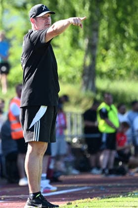 25.05.2025 - Fussball - Saison 2024 2025 - Relegation Oberliga Bayern Bayernliga Landesliga : ATSV Erlangen - TSV Großbardorf - LuPf - xluxpfx - Jochen Strobel (Trainer ATSV Erlangen ) zeigt deutet