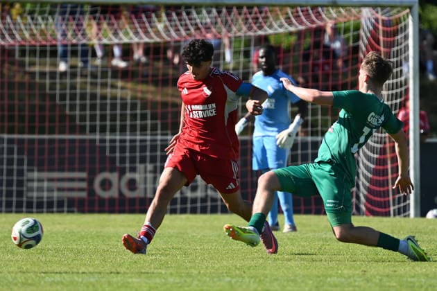 25.05.2025 - Fussball - Saison 2024 2025 - Relegation Oberliga Bayern Bayernliga Landesliga : ATSV Erlangen - TSV Großbardorf - LuPf - xluxpfx - Ensar Rexhepi (14, ATSV Erlangen ) im Zweikampf mit Jimmy Mangold (11, TSV Großbardorf ) (von links)