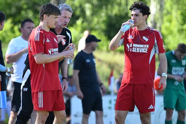 25.05.2025 - Fussball - Saison 2024 2025 - Relegation Oberliga Bayern Bayernliga Landesliga : ATSV Erlangen - TSV Großbardorf - LuPf - xluxpfx - Ulrich Spies (3, ATSV Erlangen ), Normann Wagner ( Co-Trainer ATSV Erlangen ) und Julian Vierengel (19, ATSV Erlangen ) (von links)