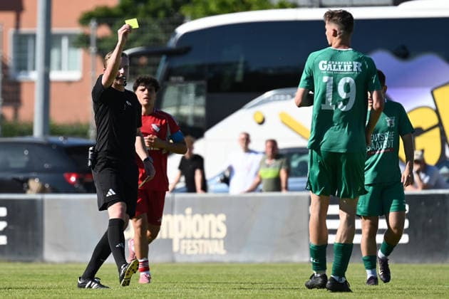 25.05.2025 - Fussball - Saison 2024 2025 - Relegation Oberliga Bayern Bayernliga Landesliga : ATSV Erlangen - TSV Großbardorf - LuPf - xluxpfx - Jonas Krzyzanowski ( Schiedsrichter ) gibt gelbe Karte Gelb an Jonas Hau (19, TSV Großbardorf ) (von links)