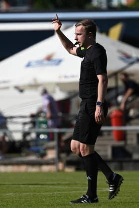 25.05.2025 - Fussball - Saison 2024 2025 - Relegation Oberliga Bayern Bayernliga Landesliga : ATSV Erlangen - TSV Großbardorf - LuPf - xluxpfx - Jonas Krzyzanowski ( Schiedsrichter ) erteilt Trinkpause