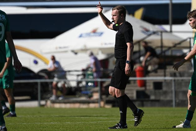 25.05.2025 - Fussball - Saison 2024 2025 - Relegation Oberliga Bayern Bayernliga Landesliga : ATSV Erlangen - TSV Großbardorf - LuPf - xluxpfx - Jonas Krzyzanowski ( Schiedsrichter ) erteilt Trinkpause
