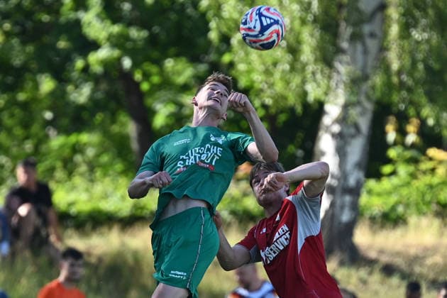 25.05.2025 - Fussball - Saison 2024 2025 - Relegation Oberliga Bayern Bayernliga Landesliga : ATSV Erlangen - TSV Großbardorf - LuPf - xluxpfx - Jonas Hau (19, TSV Großbardorf ) im Kopfballduell mit Ulrich Spies (3, ATSV Erlangen ) (von links)