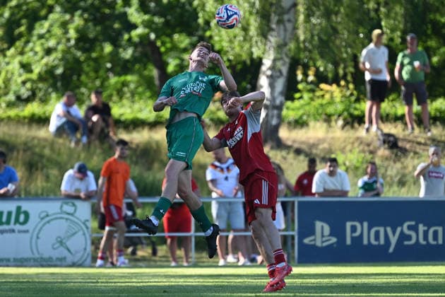 25.05.2025 - Fussball - Saison 2024 2025 - Relegation Oberliga Bayern Bayernliga Landesliga : ATSV Erlangen - TSV Großbardorf - LuPf - xluxpfx - Jonas Hau (19, TSV Großbardorf ) im Kopfballduell mit Ulrich Spies (3, ATSV Erlangen ) (von links)