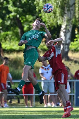 25.05.2025 - Fussball - Saison 2024 2025 - Relegation Oberliga Bayern Bayernliga Landesliga : ATSV Erlangen - TSV Großbardorf - LuPf - xluxpfx - Jonas Hau (19, TSV Großbardorf ) im Kopfballduell mit Ulrich Spies (3, ATSV Erlangen ) (von links)