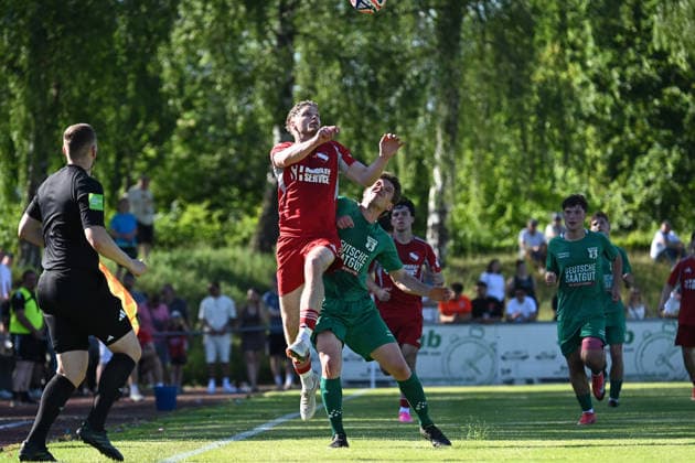 25.05.2025 - Fussball - Saison 2024 2025 - Relegation Oberliga Bayern Bayernliga Landesliga : ATSV Erlangen - TSV Großbardorf - LuPf - xluxpfx - Drazen Misic (12, ATSV Erlangen ) im Kopfballduell mit Valentin Reitstetter (31, TSV Großbardorf ) (von links)