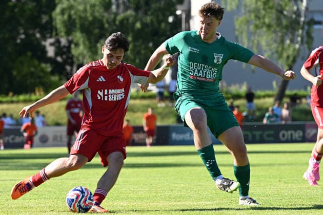 25.05.2025 - Fussball - Saison 2024 2025 - Relegation Oberliga Bayern Bayernliga Landesliga : ATSV Erlangen - TSV Großbardorf - LuPf - xluxpfx - Tanyel Deliboyraz (9, ATSV Erlangen ) im Zweikampf mit Linus Steinmetzer (25, TSV Großbardorf ) (von links)