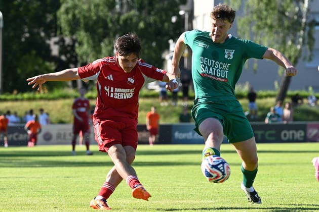 25.05.2025 - Fussball - Saison 2024 2025 - Relegation Oberliga Bayern Bayernliga Landesliga : ATSV Erlangen - TSV Großbardorf - LuPf - xluxpfx - Tanyel Deliboyraz (9, ATSV Erlangen ) im Zweikampf mit Linus Steinmetzer (25, TSV Großbardorf ) (von links)