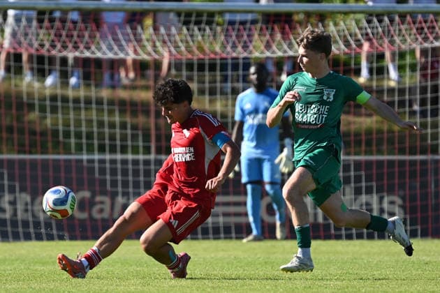 25.05.2025 - Fussball - Saison 2024 2025 - Relegation Oberliga Bayern Bayernliga Landesliga : ATSV Erlangen - TSV Großbardorf - LuPf - xluxpfx - Ensar Rexhepi (14, ATSV Erlangen ) im Zweikampf mit Julius Landeck (22, TSV Großbardorf ) (von links)