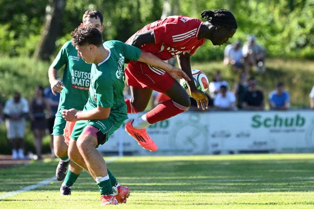 25.05.2025 - Fussball - Saison 2024 2025 - Relegation Oberliga Bayern Bayernliga Landesliga : ATSV Erlangen - TSV Großbardorf - LuPf - xluxpfx - Nathan Wirth (3, TSV Großbardorf ) im Zweikampf mit Aaron Owusu (29, ATSV Erlangen ) (von links)