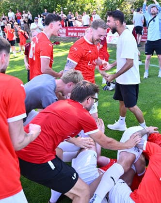 25.05.2026 - Fussball - Saison 2025 2026 - Relegation Oberliga Bayern Bayernliga Landesliga : FSV Stadeln - FC Eintracht Münchberg - - xwoxzix - Jubel Freude Stadeln nach Spielende