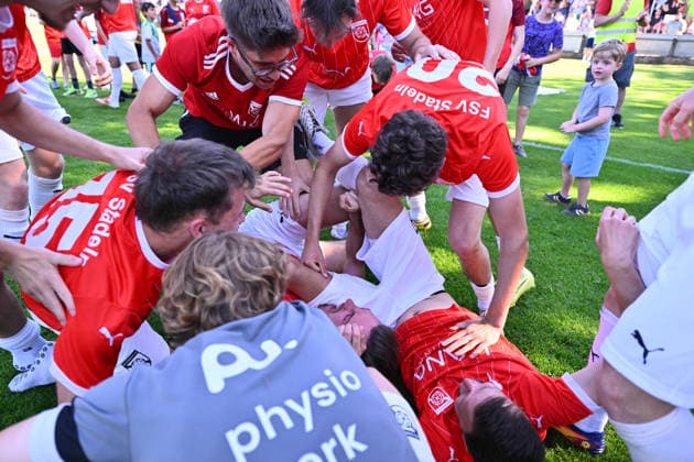 25.05.2026 - Fussball - Saison 2025 2026 - Relegation Oberliga Bayern Bayernliga Landesliga : FSV Stadeln - FC Eintracht Münchberg - - xwoxzix - Mannschaft Team Stadeln - Jubel Freude nach Spielende