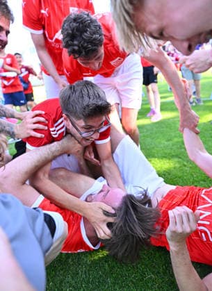 25.05.2026 - Fussball - Saison 2025 2026 - Relegation Oberliga Bayern Bayernliga Landesliga : FSV Stadeln - FC Eintracht Münchberg - - xwoxzix - Mannschaft Team Stadeln - Jubel Freude nach Spielende - unten Jonas Köstler (10, FSV Stadeln )